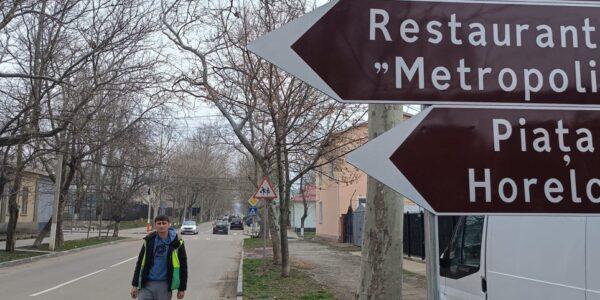 Indicatoare turistice și de orientare stradală